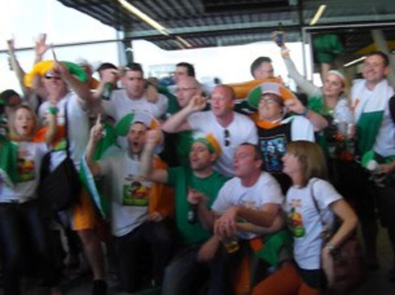 图片： 爱尔兰球迷在伦敦卓越体育馆外欢场庆祝。 （记者张安安拍摄）