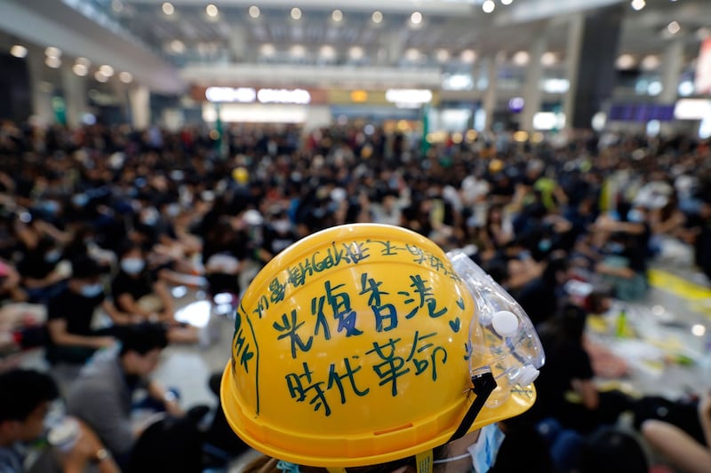 2019年8月9日,反送中示威者在香港机场大厅举行抗议活动。(美联社)