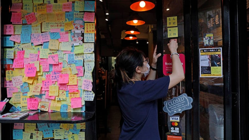 2020年7月2日,香港国安法通过之后,香港工人在清除街头的抗议标语。(美联社)