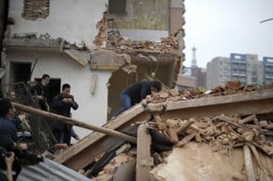 图片:广州杨箕村二度拆迁女屋主黄素芳拼死护楼。(法新社)