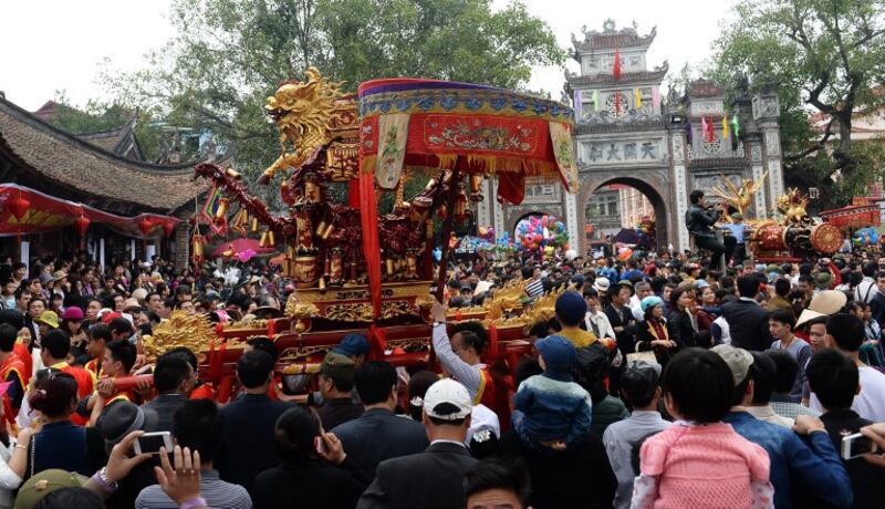 Hình minh hoạ. Dân làng mang kiệu pháo trong một lễ hội xuân ở làng Đồng Kỵ, tỉnh Bắc Ninh hôm 22/2/2015