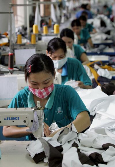 Công nhân làm việc tại một nhà máy dệt may tại TPHCM. Ảnh AFP