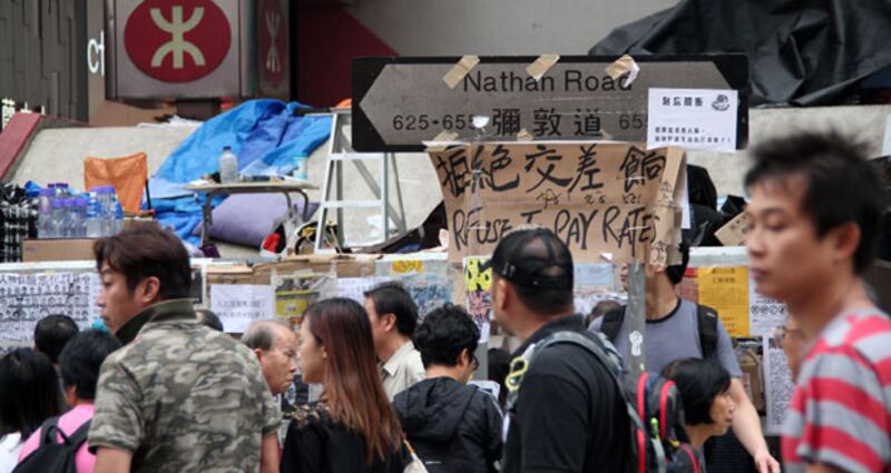 香港佔中有集會人士不滿警方處理涉嫌毆打集會人士的警察進度太慢。（粵語部記者文宇晴攝）