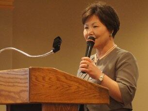 유양희 회장이 워싱턴 문인회 모임에서 인사하고 있다.