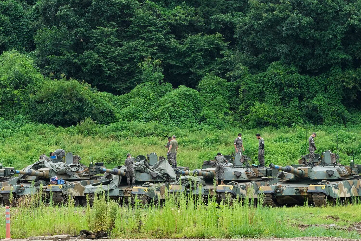 지난 2일 파주에서 한국 병사들이  K2 전차 위에 올라 훈련을 준비하고 있다.