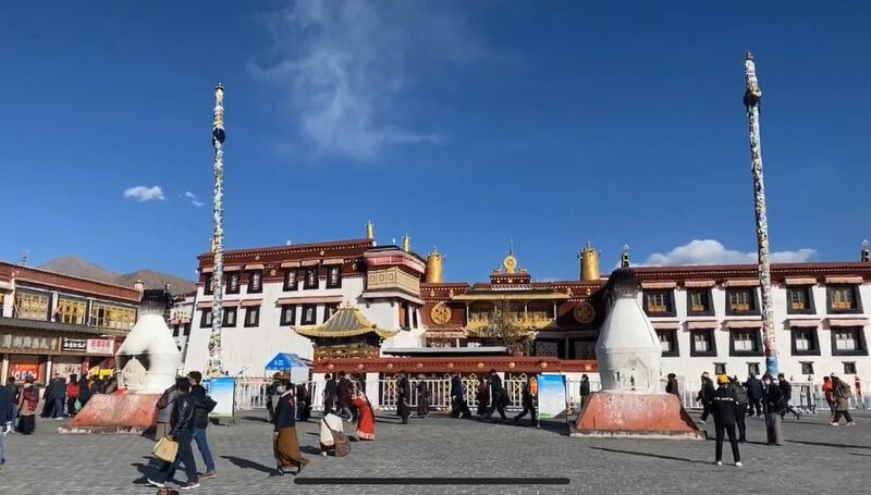 གཙུག་ལག་ཁང་མདུན་གྱི་བསང་ཁུང་ཁ་བཀབ་ཡོད་པ། 