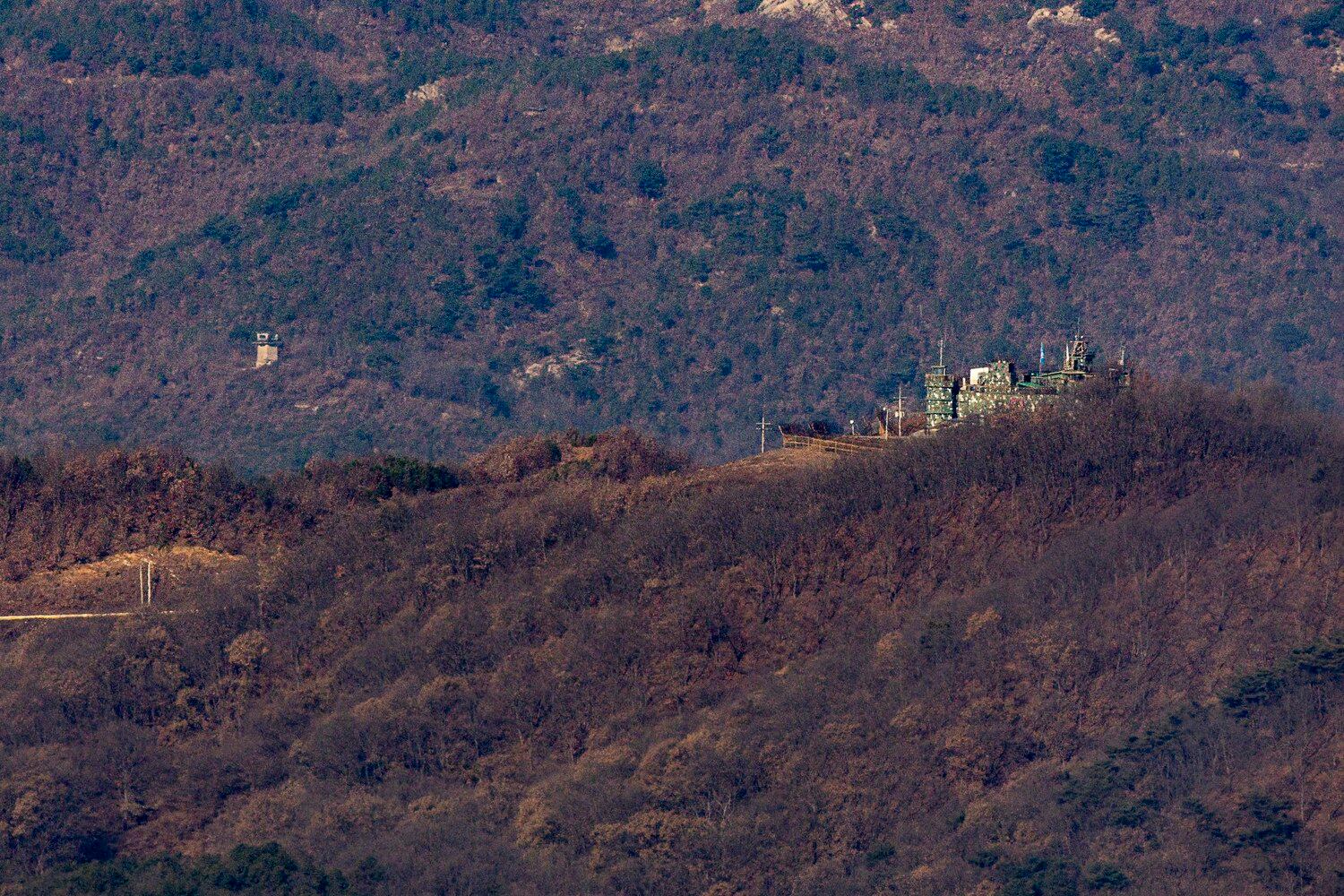28일 경기도 연천군 비무장지대에서 남측(오른쪽)과 북측의 감시초소(GP)와 군사분계선을 사이에 두고 마주 보고 있다.