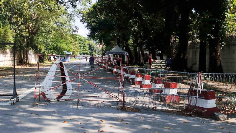 ရန်ကုန်မြို့ရှိ အစိုးရအဆောက်အအုံတစ်ခု၏ အပြင်ဘက်တွင် လုံခြုံရေးအတားအဆီးများ ချထားသည်ကို တွေ့ရစဉ်။ (Photo: RFA)