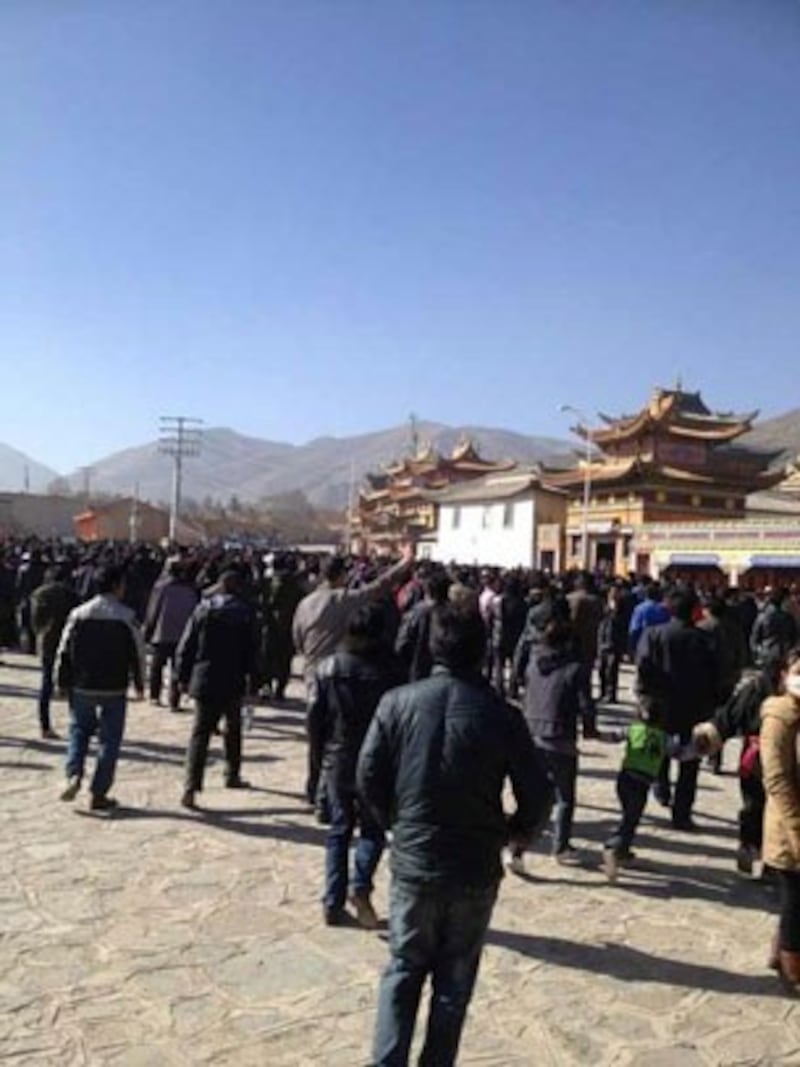 图片：多吉伦珠自焚身亡后，同仁县藏人陆续聚集。（同仁境内受访人早前提供）