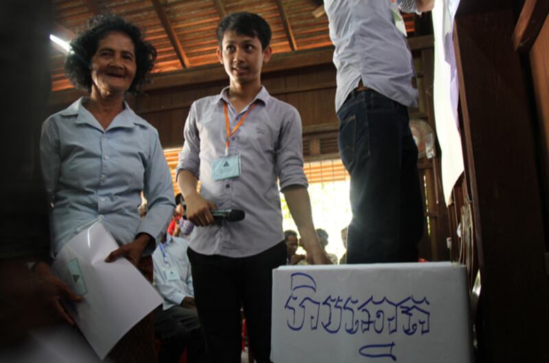 សមាជិកគណៈកម្មការបណ្ដោះអាសន្នបោះឆ្នោតជ្រើសរើសមេដឹកនាំគណបក្សប្រជាធិបតេយ្យមូលដ្ឋាន ជាបណ្ដោះអាសន្ននៅថ្ងៃទី២ ខែសីហា ឆ្នាំ២០១៥។