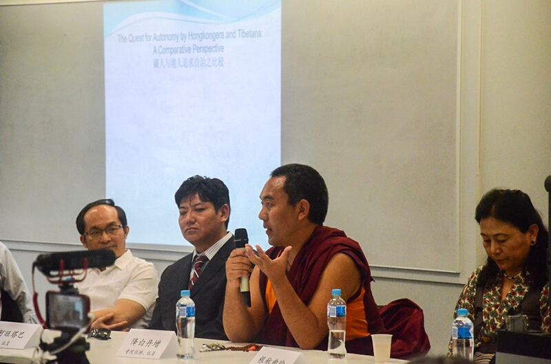 西藏人民议会议员、寺院住持降白丹增在研讨会上发言（记者丹珍摄）