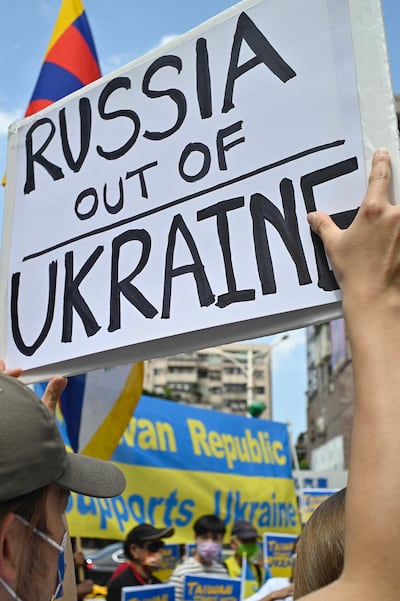 不少旅台烏克蘭人參加大遊行。（法新社）