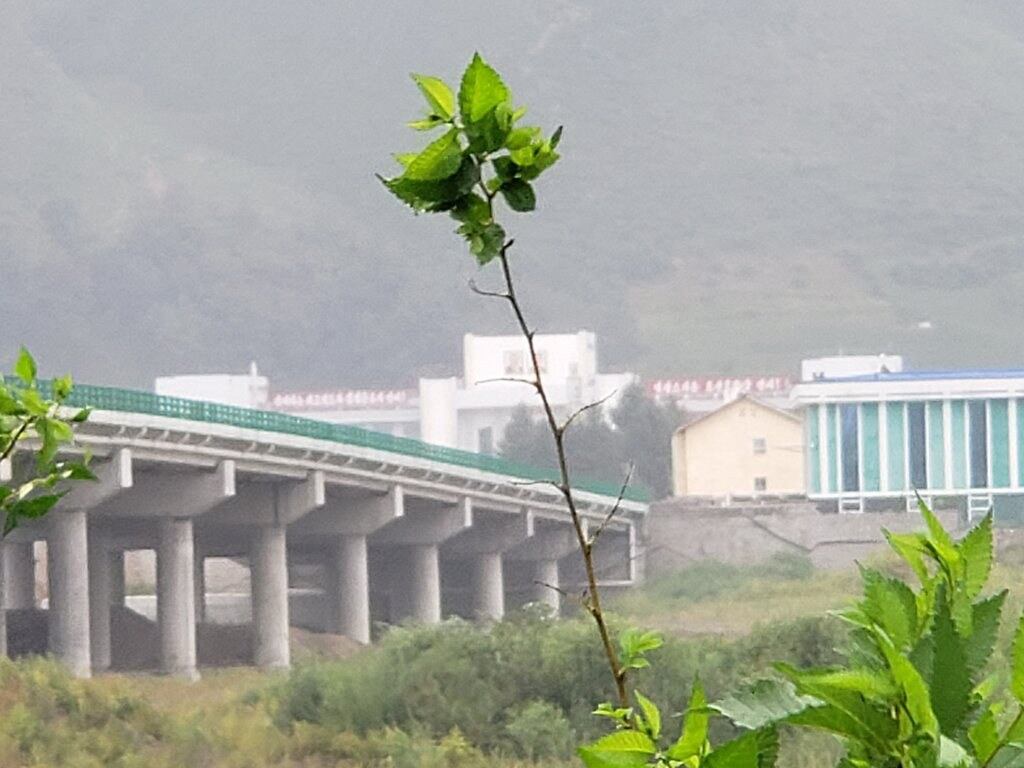 지난 2020년 8월 중국 투먼에서 바라본 북한 남양. 두만강을 사이에 두고 북한과 마주한 북중 최접경 도시 중국 지린성 투먼에서 바라본 북한 온성군 남양에는 인기척이 전혀 느껴지지 않는다.  투먼-남양을 잇는 다리는 중국에서 신종 코로나바이러스 감염증(코로나19) 사태 발생 직후 북한이 국경을 봉쇄하는 바람에 폐쇄된 상태다.