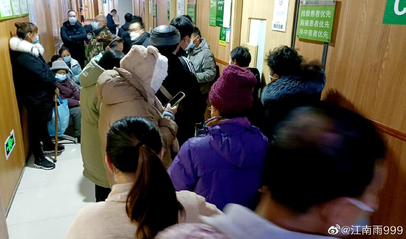 中國各地醫院依然擠滿就診病人。（古亭提供）