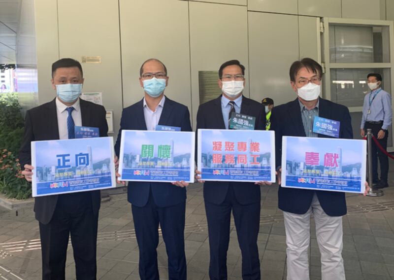 在教聯會會長黃均瑜(右一)、主席黃錦良(左二)及副主席鄧飛(左一)陪同下,甚少出席大型活動並接受眾多傳媒訪問的朱國強(右二),難掩緊張心情。(鄭日堯 攝)