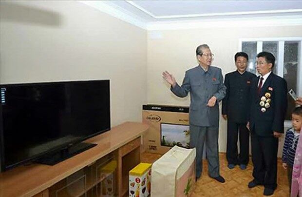 평양에 완공한 위성과학자주택지구 입주자들에게 김정은 국방위원회 제1위원장이 선물했다는 대형 TV.