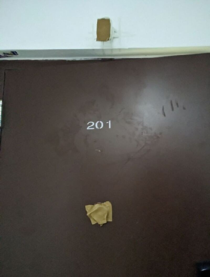 2023年3月8日,维稳人员以狗皮膏药破坏王全璋寓所监控探头。(王全璋独家提供)