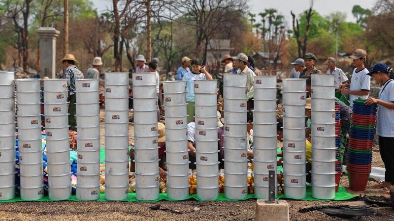 နေရပ်စွန့်ခွာ ထွက်ပြေးကြရသည့် စစ်ဘေးဒုက္ခသည်များအတွက် လိုအပ်သည့် အသုံးအဆောင်ပစ္စည်းများ ဝေမျှပေးနေသည်ကို ၂၀၂၄ ခုနှစ်၊ မေလ ၁၂ ရက်နေ့က တွေ့ရစဥ်။ (ဓာတ်ပုံ- အညာပစ်တိုင်းထောင်လေးများ)