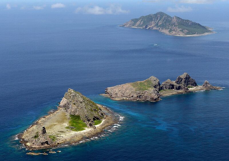 在日本共同社 2012 年 9 月拍摄的这张照片中,可以看到一组有争议的岛屿,鱼钓岛(上)、南小岛(下)和北小岛,在日本被称为尖阁岛,在中国被称为钓鱼岛。(路透社)