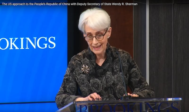 美国副国务卿温迪·舍曼(Wendy Sherman)2023年2月15日在华盛顿智库布鲁金斯学会(Brookings Institution)举办的研讨会上表示,气球事件是中国对美国主权的侵犯,而这并非是中国首次以气球行动侵害他国主权,在美国之前,也有许多国家被中国间谍气球骚扰。(视频截图/布鲁金斯学会)