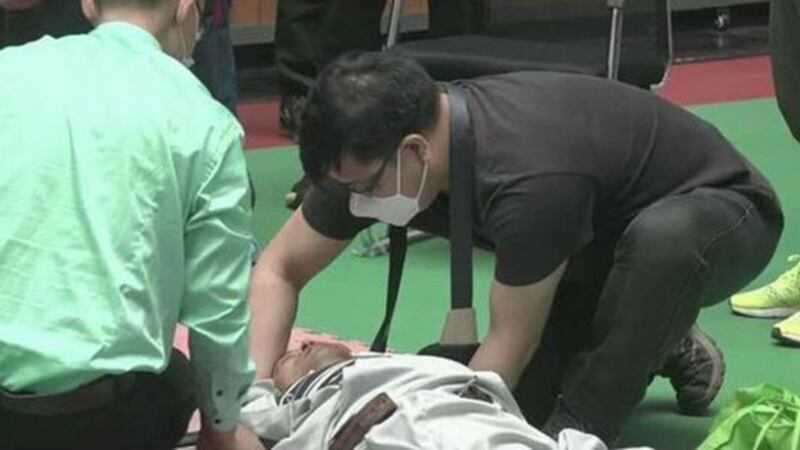 身怀绝技的马保国与一名业余拳手王庆民对打，开场四秒就被打倒在地。（视频截图）