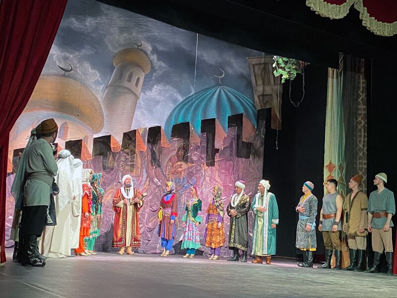 مەھمۇد قەشقىرىنىڭ «تۈركىي تىللار دىۋانى» ناملىق ئەسىرى يېزىلغانلىقىنىڭ 950 يىللىقى مۇناسىۋىتى بىلەن دىراماتورگ ئەكرەم ئەخمەتوفنىڭ «مەھمۇد قەشقىرى» ناملىق دىرامىسى ئورۇنلىنىۋاتقان سەھنە كۆرۈنۈشى. 2024-يىلى 24-ئاپرېل، ئەنقەرە