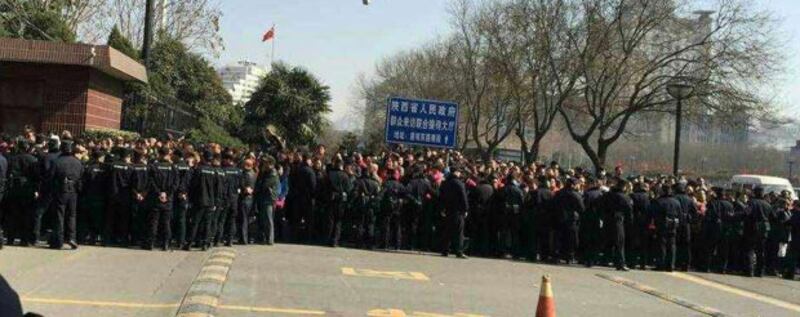 西安聯合學院投資人集會在省政府外集會，大批警察設防線戒備。（現場人士攝）