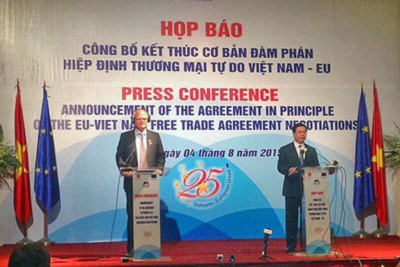 Đại sứ EU tại Việt Nam Franz Jessen và Bộ trưởng Công thương Vũ Huy Hoàng công bố kết thúc cơ bản đàm phán Hiệp định Thương Mại Tự Do với Việt Nam (laodong.com.vn)