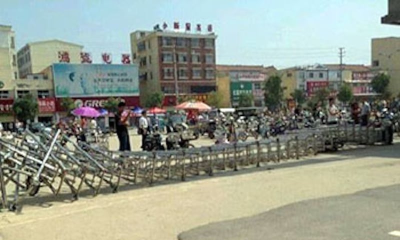 2013年9月14日,學生打砸後,走到校園操場抗議,校方宣布取消飯菜漲價,事件才得以平息。(學生攝)