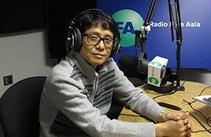 인터뷰를 하고 있는 송벽 화가