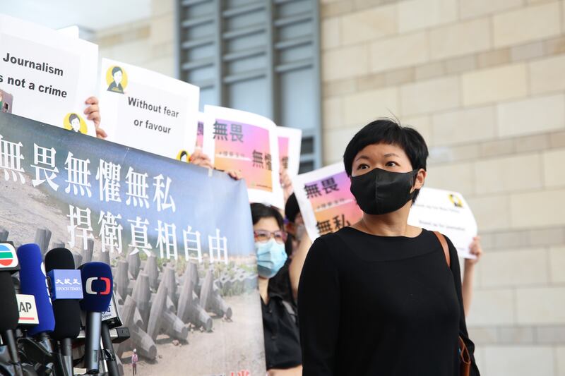 《鏗鏘集》前編導蔡玉玲被判兩項作出虛假陳述罪名成立。判決公布後,蔡玉玲在庭外向傳媒剖白心情,不禁傷心落淚:「今日法庭的裁判,竟然判決我們過去一直行之有效去查找真相的工具是『有罪』。」(本台資料圖片 / 張展豪攝)