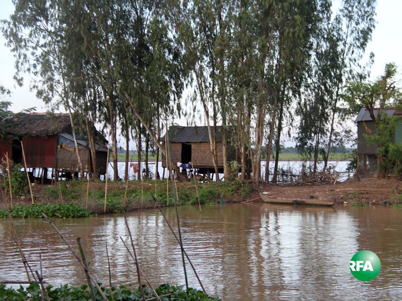 ផ្ទះ​ពលរដ្ឋ​ខ្មែរ​នៅ​ភូមិ​ពាមមន្ទារ ឃុំ​ពាមមន្ទារ ស្រុក​កំពង់ត្របែក ខេត្ត​ព្រៃវែង ជាប់​ព្រំដែន​វៀតណាម ថ្ងៃ​ទី​២៨ ខែ​វិច្ឆិកា ឆ្នាំ​២០១៦។ RFA/Tha Kitya