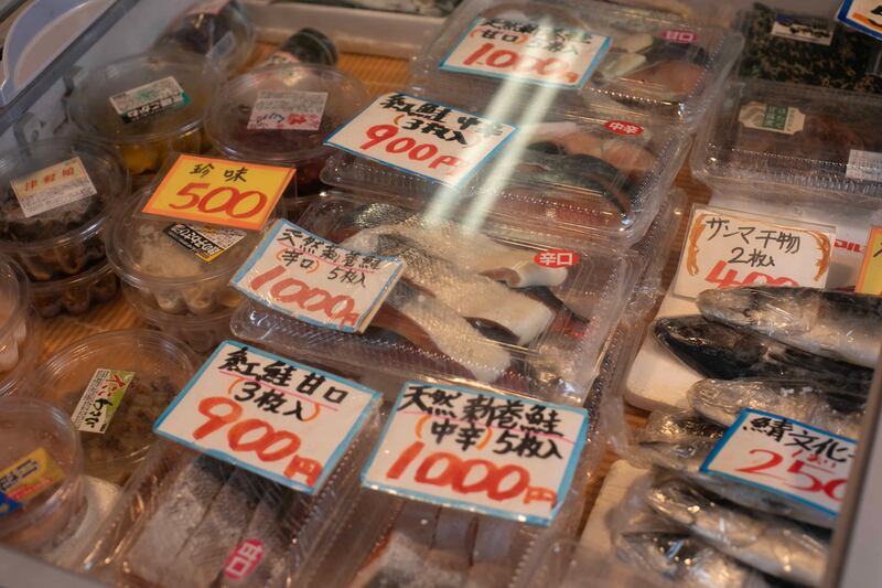 日本三文魚店負責人YOSHIAKI表示,主要由北海道進口鮭魚,早上很快被日本居民買清光。(張仕仁攝)