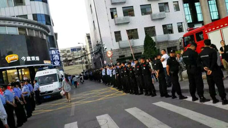 2015年5月18日，山西省太原中級人民法院外，警察嚴陣以待。(網友秀才江湖推特)