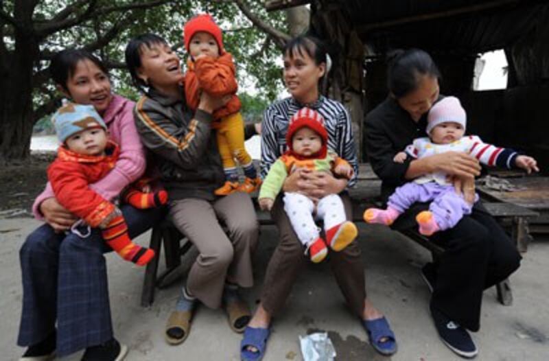 Các bà mẹ với con nhỏ ở thôn Thổ Hà, tỉnh Bắc Ninh.