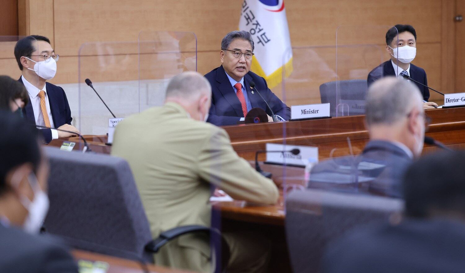 10일 한국 외교부 청사에서 박진 외교부 장관이 한반도클럽과 평화클럽 관계자들을 만나고 있다. 한반도클럽은 남북한 겸임 공관 모임이다. 평화클럽은 북한에 상주 공관을 둔 주한공관 모임이다.