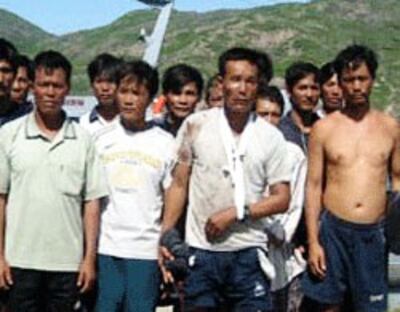 Các ngư dân thoát chết trong vụ bị tàu lạ đâm chìm hồi tháng 9, 2011.vnexpress