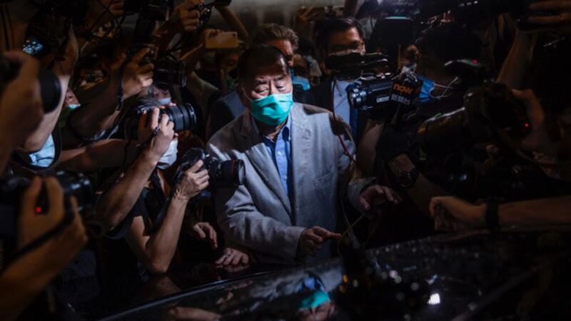 73岁的黎智英取保候审保释后说,“知道自己在做正确的事,无论有几大困难、几大艰辛,但心里知道自己做正确的事,便感到平静甚至开心”。(法新社)