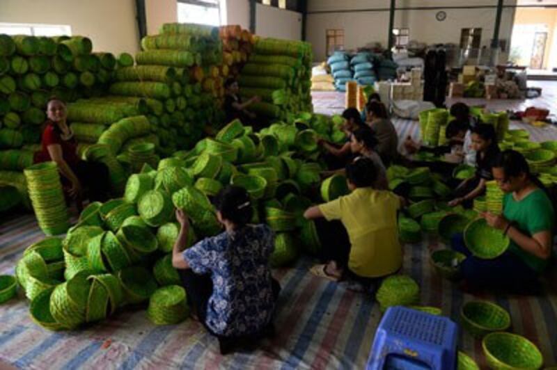 Ảnh chụp hôm 12/6/2015 tại ngoại ô Hà Nội những lao động nữ làm giỏ tre tại nhà để xuất khẩu.