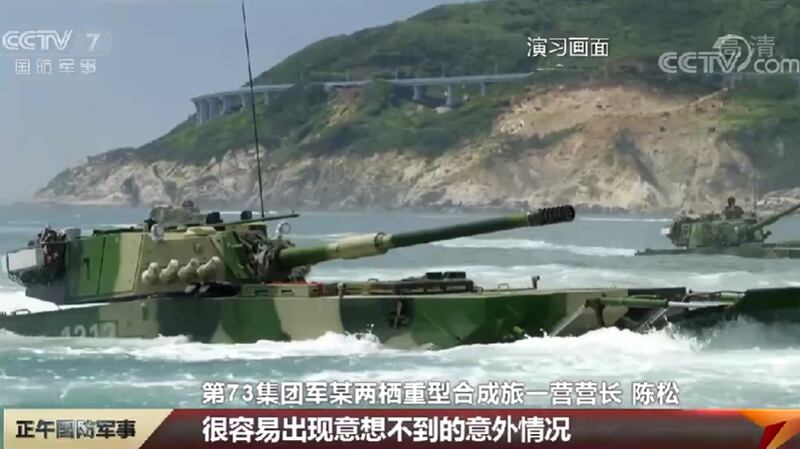 今年解放军专注训练转型，不会对台动武。图为去年夏季东部战区第73集团军两栖渡海登陆演练。（视频截图）