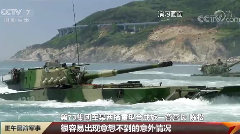 今年解放军专注训练转型,不会对台动武。图为去年夏季东部战区第73集团军两栖渡海登陆演练。(视频截图)