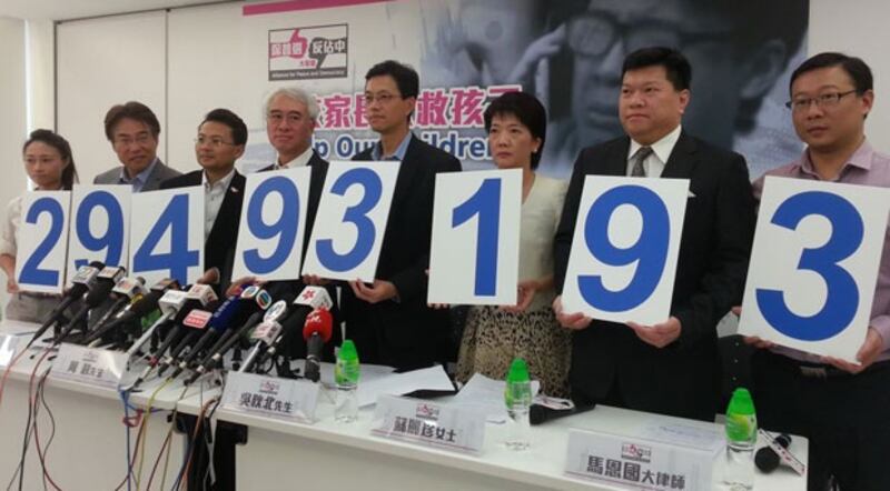 2014年9月8日，“保普選反佔中大聯盟”召開記者會，宣布設立熱線電話，呼籲老師、家長及學生提供中學生計劃參與罷課及佔中等資料。（在場人士攝）