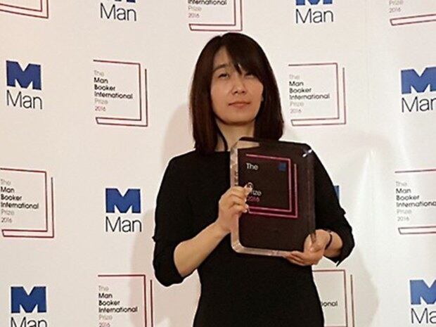 소설가 한강이 한국인 최초로 세계적 권위의 맨부커상을 거머쥐는 쾌거를 이뤘다. 