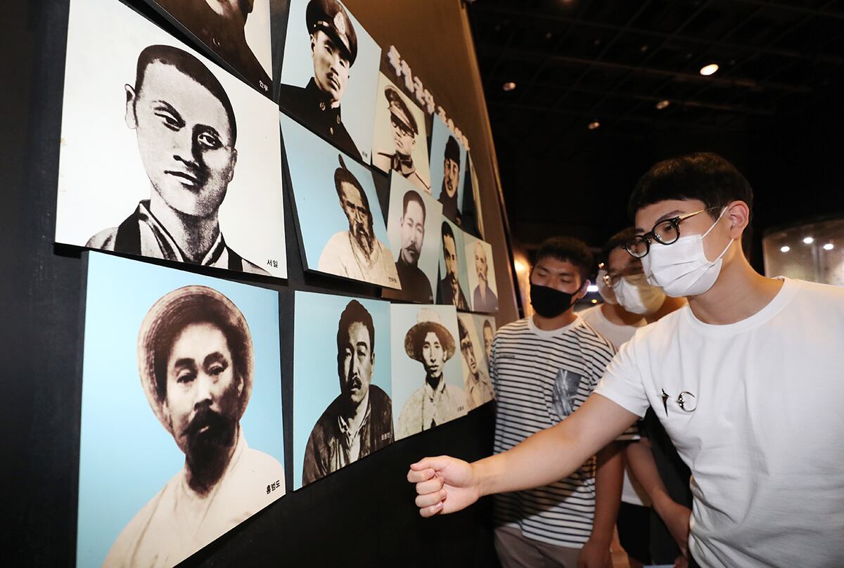 제76주년 광복절을 이틀 앞둔 13일 오후 충남 천안시 독립기념관을 찾은 시민들이 '봉오동 전투' 홍범도 장군(왼쪽 아래)을 비롯한 독립군단 주요 인물을 살펴보고 있다.