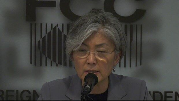 강경화 외교부 장관이 11일 한국 주재 외신기자들을 대상으로 최근 한반도 정세와 북 핵 문제 대응 방안에 대한 설명을 하고 있다.