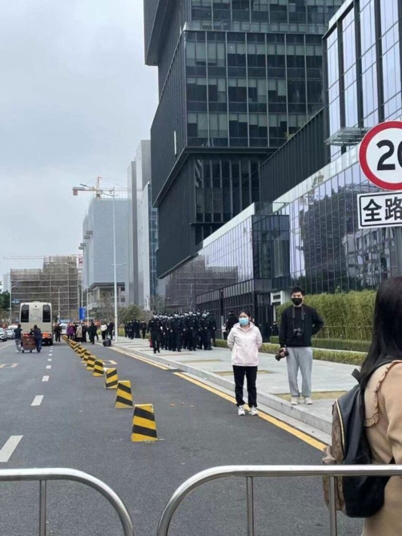 2月10日，警察在雪松控股广州总部楼下。（网上图片）