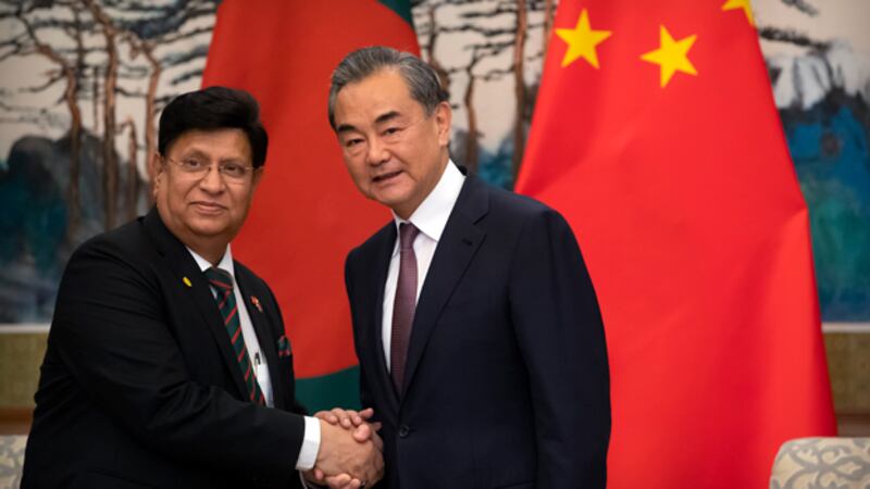 ၂ဝ၁၉ ဇူလိုင် ၅ ရက်နေ့က ဘင်္ဂလားဒေ့ရှ်နိုင်ငံခြားရေးဝန်ကြီး အဗ္ဗဒူလ်မိုမင်နှင့် တရုတ်နိုင်ငံခြားရေးဝန်ကြီး ဝမ်ယိတို့ တရုတ်နိုင်ငံ ဘေဂျင်းမြို့တွင် တွေ့ဆုံစဉ်၊ 