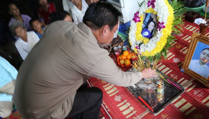 មន្ត្រី​​អុច​ធូប​គោរពវិញ្ញាណក្ខន្ធ ក្មេងស្រី ដែល​ស្លាប់ដោយ​​ទឹកជំនន់​ខេត្ត​រតនគិរី កាល​ពី​ថ្ងៃ​ទី៩ ខែ​សីហា ឆ្នាំ​២០១៩។