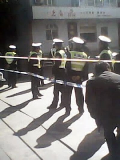 图片：警方派出大量警员严控当地局势。（百度贴吧）