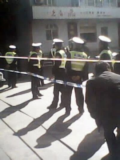图片:警方派出大量警员严控当地局势。(百度贴吧)